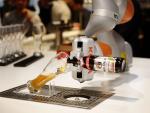 Un robot Kuka sirviendo una cerveza