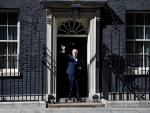 El primer ministro británico, Boris Johnson, saluda al entrar en 10 Downing Street tras su nombramiento por la reina en Londres. /EFE