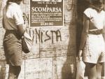 Dos mujeres miran un cartel de búsqueda de Emanuela Orlandi en Roma en 1983. /L.I.