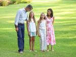 El Rey Felipe, feliz con su mujer la Reina Letizia y sus hijas en Palma de Mallorca. /Raúl Terrel/Europa Press