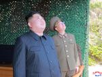 Kim Jong-Un mira al cielo