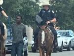 Dos policías en Texas a caballo llevan a un hombre negro atado