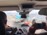 Un instante del vídeo en el que un albanés ataca a turistas españoles
