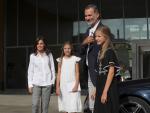 Los reyes Felipe y Letizia, junto a sus hijas, la princesa Leonor y la infanta Sofía, a su llegada al Hospital Clínico Quirón de Pozuelo. /EFE/Kiko Huesca