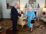 Boris Johnson es investido por Isabel II