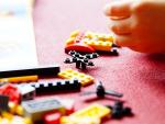 Un niño juega con piezas de Lego