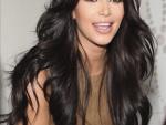 Kim Kardashian enharinada en la alfombra roja de un acto en Hollywood