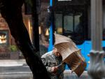 Un hombre camina bajo la lluvia en San Sebastián. EFE/Javier Etxezarreta