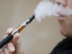 La patronal defiende un regulación nueva para el cigarrillo electrónico, desvinculada del tabaco y la farmacia