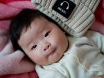Fotografía de un bebé con rasgos asiáticos.