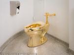 Exponen un inodoro de oro en el Guggenheim de NY... ¡y permiten usarlo!