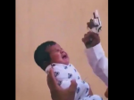 Fotografía del bebé al que metieron un arma en la boca.