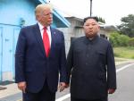 El presidente de los Estados Unidos, Donald J. Trump (L), con el líder norcoreano, Kim Jong-un, en la Zona Desmilitarizada. /EFE