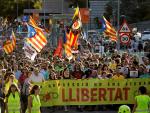 Cientos de personas participan en una manifestación que ha pasado por delante de los juzgados y por las calles de Sabadell para reclamar la puesta en libertad de los siete miembros de los CDR que ingresaron el jueves en prisión. EFE/ Susanna Sáez