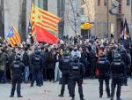 Mossos d'Esquadra frente a los activistas que han irrumpido en la plaza 1 de octubre de Girona