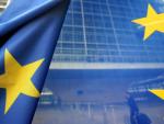 Fotografía de archivo que muestra una bandera de la Unión Europea frente a la sede de la Comisión Europea (CE). (EFE/OLIVER HOSLET)