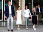 Los reyes Felipe y Letizia, junto a sus hijas, la princesa Leonor y la infanta Sofía, a la salida del Hospital. /EFE