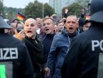 Manifestantes de ultraderecha gritan detrás de una fila de policías en Chemnitz, Alemania, el 1 de septiembre de 2018. (EFE / EPA / MARTIN DIVISEK)