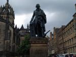 Escultura de Adam Smith en Edimburgo
