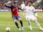El noruego Omar Eladbellaoui lucha por el balón contra Sergio Ramos. /EFE/EPA/TORE MEEK