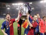 Leo Messi y Andrés Iniesta levantan la Champions de 2009