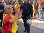 Enfrentamiento entre una mujer con la bandera de España e 'indepes'