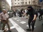 Un anciano se enfrenta a uno de los manifestantes en Barcelona. / EFE/Jesús Diges