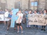 Unos 100 alumnos de la USC exigen la expulsión del profesor Luciano Méndez y que se cierren expedientes a estudiantes