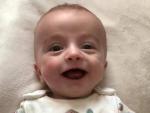 Fotografía de Michael, el bebé que se despertó del coma y sonrió.