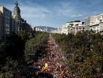 Miles de personas se concentran en el centro de Barcelona, convocadas por Societat Civil Catalana. /EFE/Jesús Diges