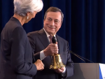 Draghi entrega una campana a Lagarde como futura presidenta del BCE