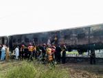El tren carbonizado por la explosión de una bombona de gas en Pakistán