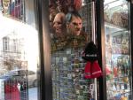 Máscara de Hitler en una tienda en Praga. /@velvyslanec_SRN