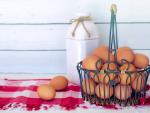 Fotografía de una cesta con huevos.