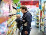 Un padre con su hijo en el supermercado.