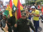 Un grupo de policías ondea la bandera tricolor de Bolivia mientras se repliega a una comisaría este sábado en la ciudad de Santa Cruz. /EFE/Juan Carlos Torrejón
