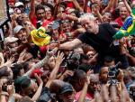Lula entre sus seguidores tras salir de la cárcel. / EFE