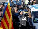 La Policía francesa intenta desalojar la AP-7. / EFE