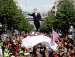 Manifestantes en el Día del Trabajador en París con una efigie de Macron