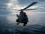 Un helicóptero naval de Rumanía se prepara para aterrizar en la cubierta de una fragata durante unas maniobras de la OTAN en el Mar Negro. /NATO