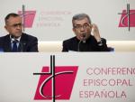 El secretario general de la Conferencia Episcopal Española (CEE), Luis Argüello, y el vicesecretario para asuntos económicos, Fernando Giménez Barriocanal. /EFE