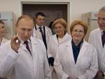 Vladimir Putin, en una visita a un laboratorio