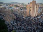 Unas 5.000 personas convocadas por Tsunami protestan en los alrededores del Camp Nou