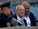 Harvey Weinstein a su llegada a una comisaría de Nueva York