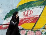 Una mujer iraní camina junto a una pintura mural en una calle de Teherán, Irán, 22 de junio de 2019. /EFE