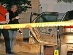 La Policía Judicial de la Guardia Civil inspecciona el vehículo en el que fue tiroteado Ponsoda el 27 de octubre de 2007. /EFE