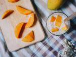 Rodajas de fruta madura de mango y bebida de mango