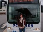 Eva frente a su autobús en Alemania