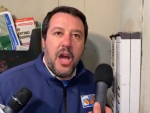 Salvini llamando al telefonillo del vecino de Bolonia. /L.I.