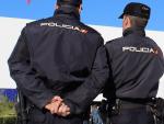 Málaga.- Sucesos.- Agentes de la Policía Nacional rescatan a dos personas de un incendio en su vivienda en Marbella